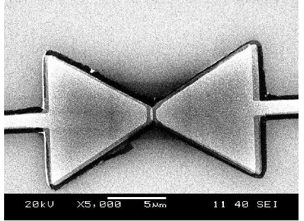 Figure VI-8. A scanning electron micrograph (SEM) of the Ni/NiO/Ni rectenna fabricated using the germanium shadow mask process.